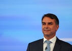 Atuação jurídica gratuita de Flávio Bolsonaro em caso de homicídio gera questionamentos