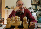 Bolsonarismo comandado por Flávio preserva a herança ideológica de Olavo de Carvalho