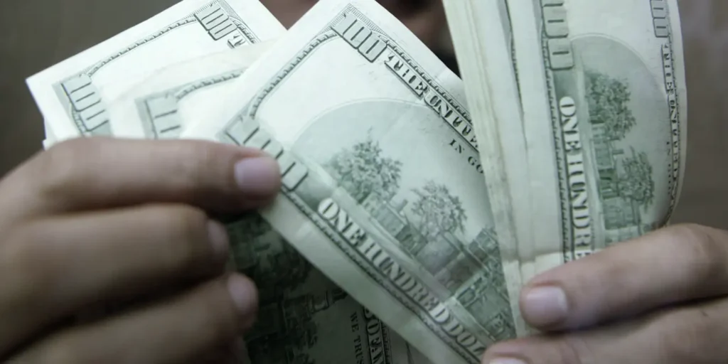 Dólar fecha abaixo de R$ 5 e Ibovespa renova máxima histórica após eleições
