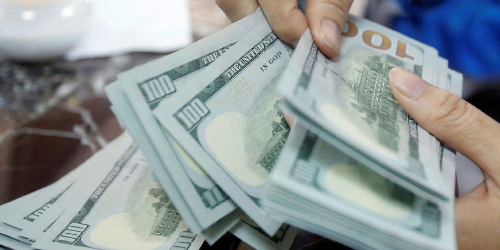 Dólar volta a superar a marca de R$ 5 em dia de ajuste na bolsa brasileira