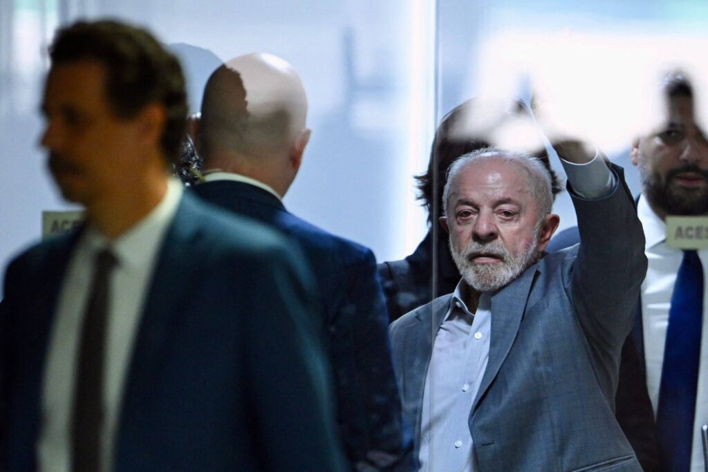 Economist questiona se Lula pode reverter vantagem de Flávio Bolsonaro no segundo turno