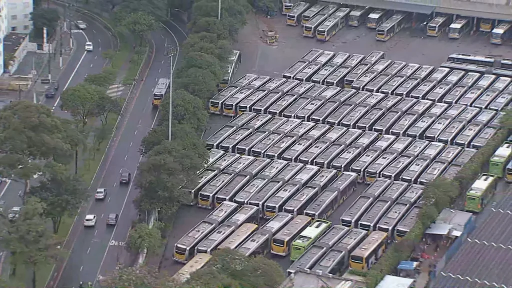 Edinho Silva aponta crime eleitoral por falta de ônibus e cita big techs