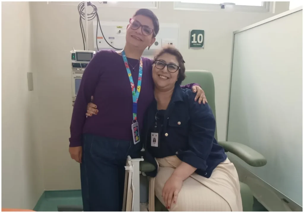 Enfermeira enfrenta tratamento de câncer de mama no hospital em que atua há quase três décadas