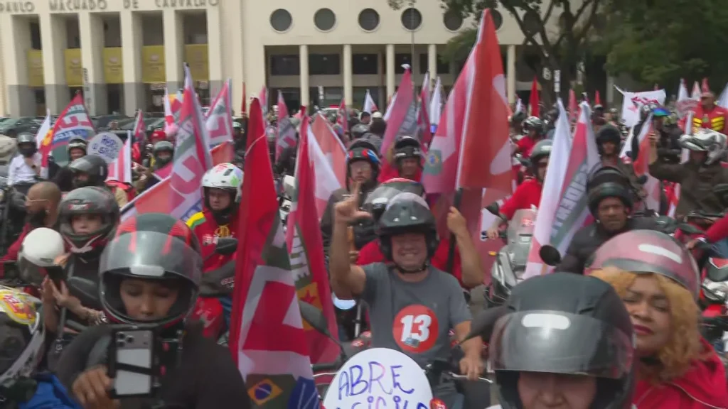 Entregadores realizam motociata em São Paulo em apoio a Lula