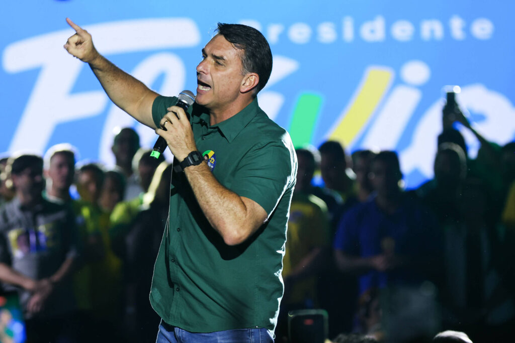 Estudantes de direita e políticos realizam ato pró-Flávio em São Paulo