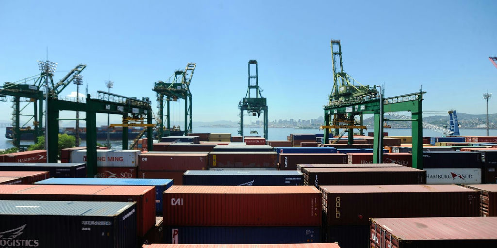Exportações de petróleo e commodities levam balança comercial a superávit de US$ 7,74 bi em setembro