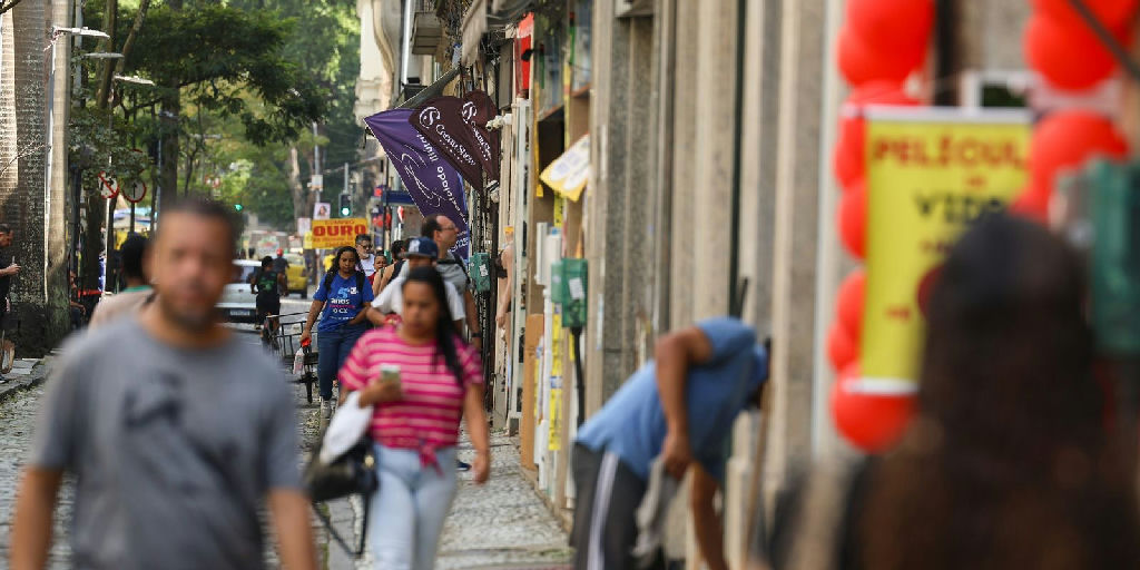 Fim da escala 6x1: trabalhadores celebram nova jornada e mais tempo para família e saúde