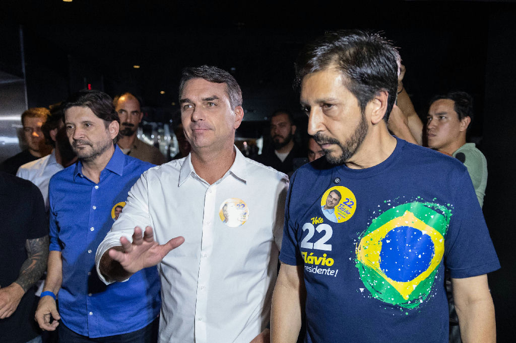 Flávio Bolsonaro cobra agilidade da Justiça Eleitoral contra fake news em reunião com Tarcísio e prefeitos