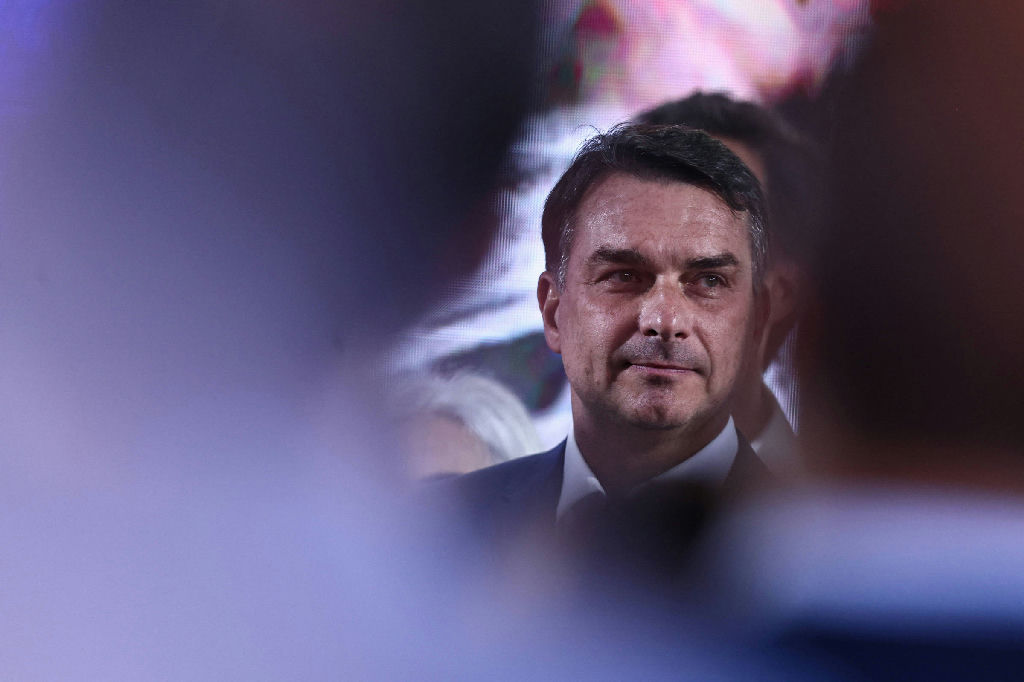 Flávio Bolsonaro confirma ausência em debate da Band no segundo turno
