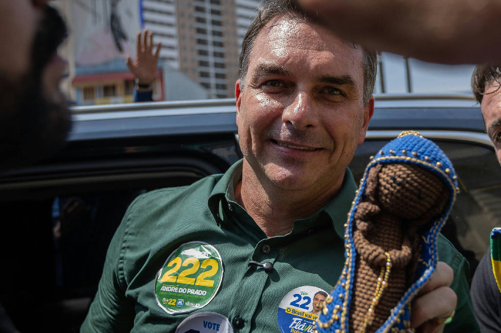 Flávio Bolsonaro e a fé eleitoral: promessa sobre Jesus como 'Senhor do Brasil' gera controvérsia