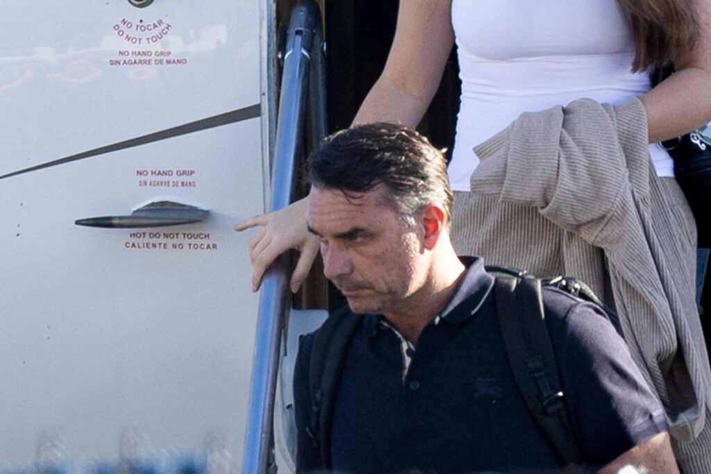 Flávio Bolsonaro enfrenta risco de desconto salarial e cassação após viagem aos estados unidos