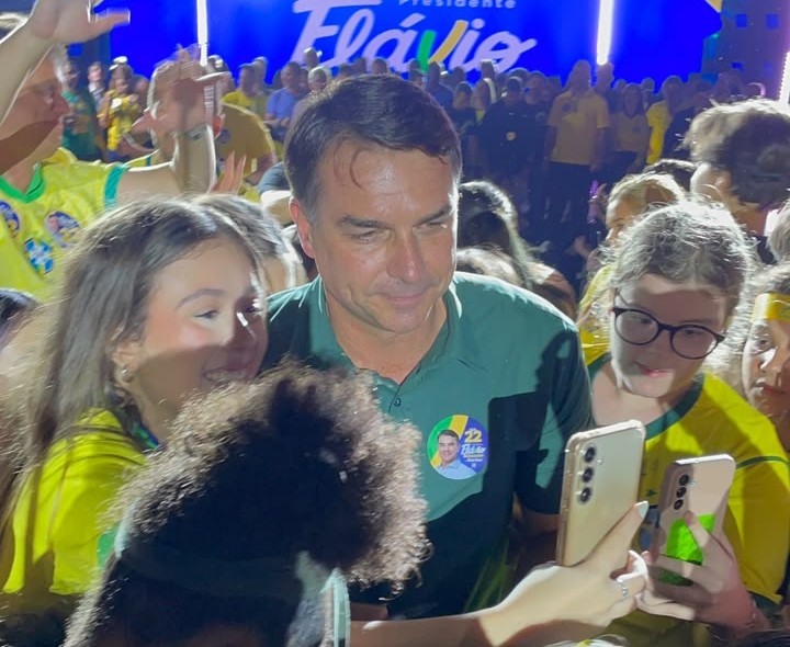 Flávio Bolsonaro mobiliza apoiadores em Guarulhos no encerramento da campanha eleitoral