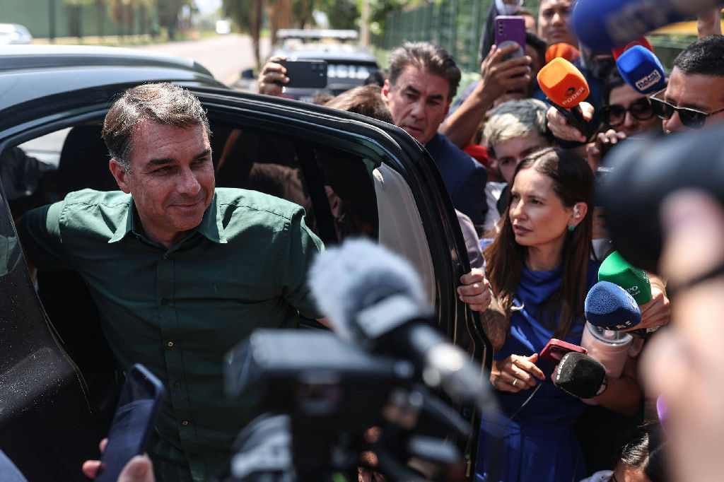 Flávio Bolsonaro visita Jair e relata otimismo do pai com resultados do primeiro turno