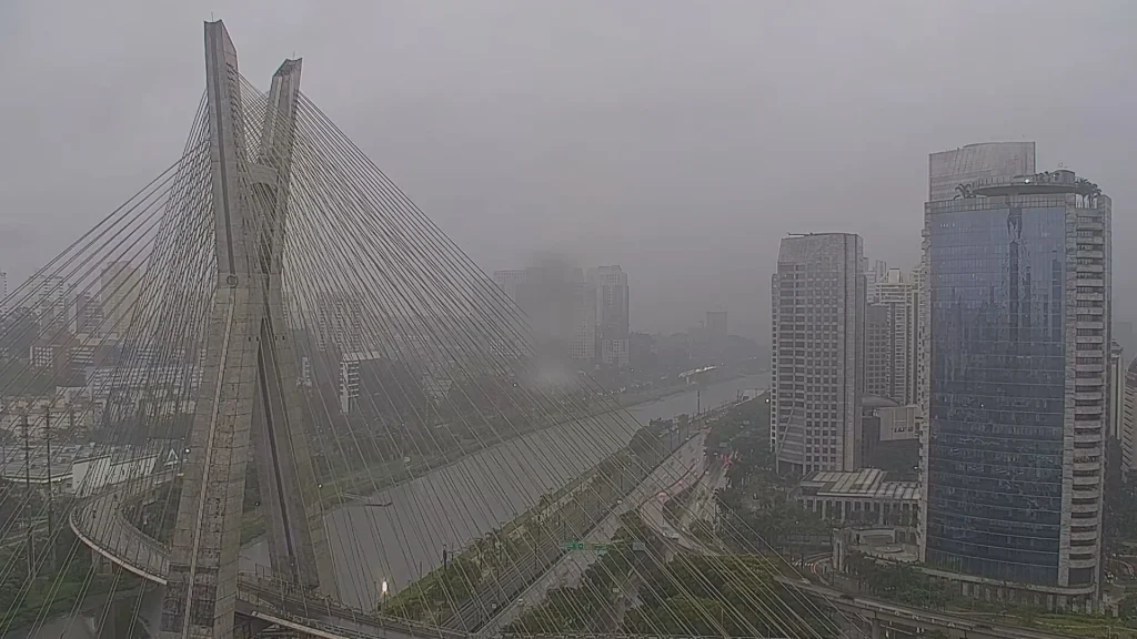 Frente fria e chuva derrubam temperatura em são paulo nesta sexta-feira