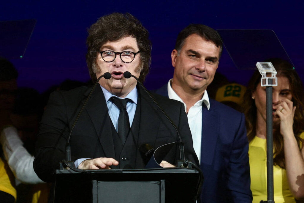 Governo brasileiro chama representante de Javier Milei após fuga de Flávio Bolsonaro pela Argentina