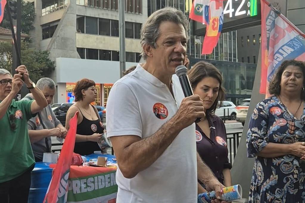 Haddad mobiliza por Lula em São Paulo e critica Flávio Bolsonaro na disputa presidencial