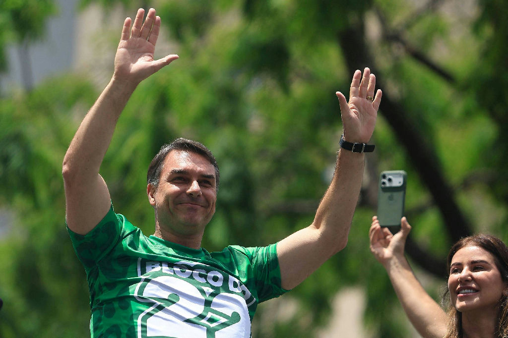 Inquérito no STF apura suspeita de lavagem entre Flávio Bolsonaro e advogado