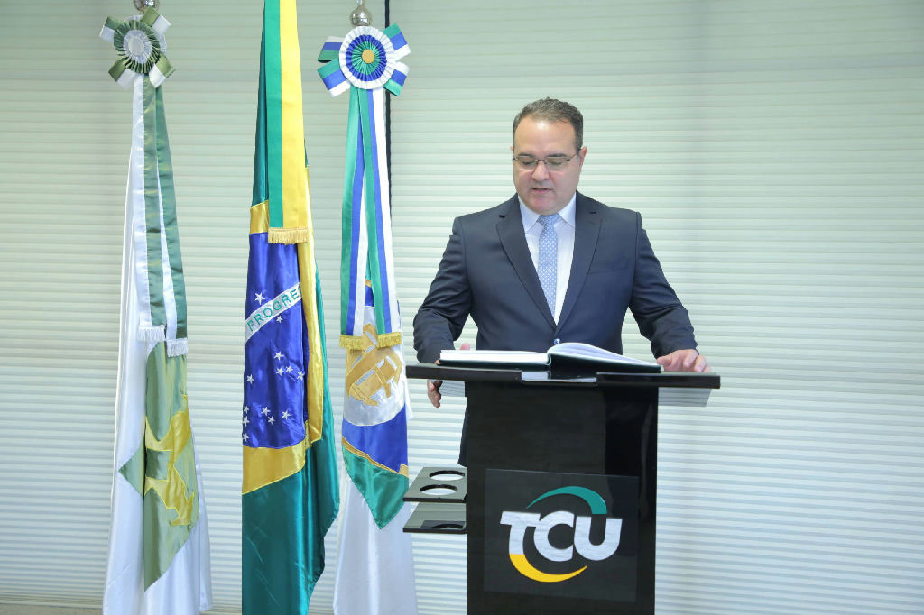 Jorge Oliveira, do TCU, desponta como 'conciliador' e favorito para vaga no STF, segundo aliados de Flávio