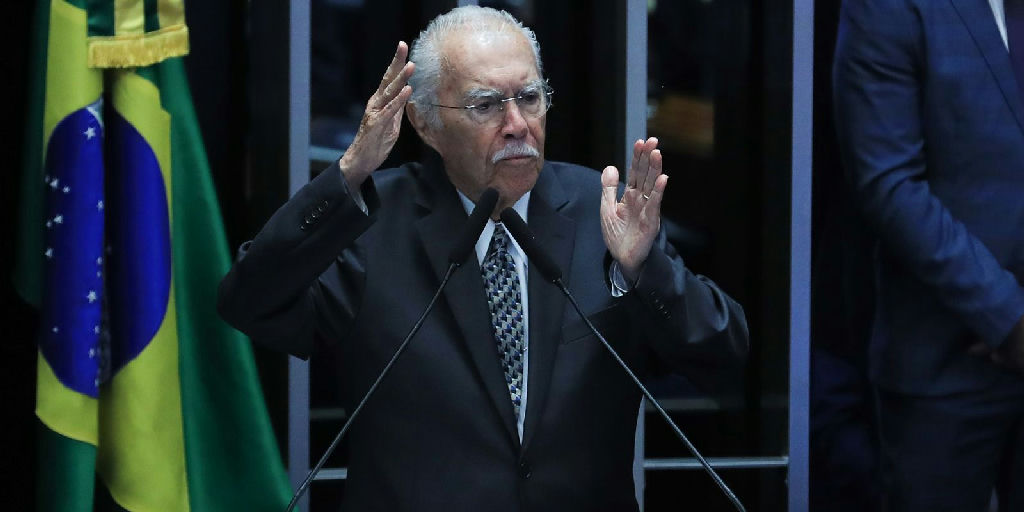 José Sarney em UTI após cirurgia abdominal; ex-presidente está estável