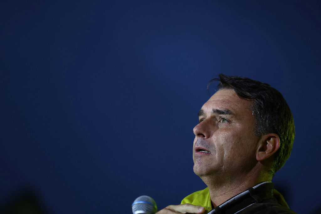Justiça suspende entrega de título de cidadão a flávio bolsonaro em salvador