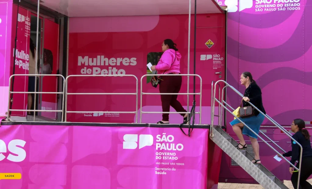 Mamografia gratuita: carretas do Outubro Rosa levam exames a cidades paulistas