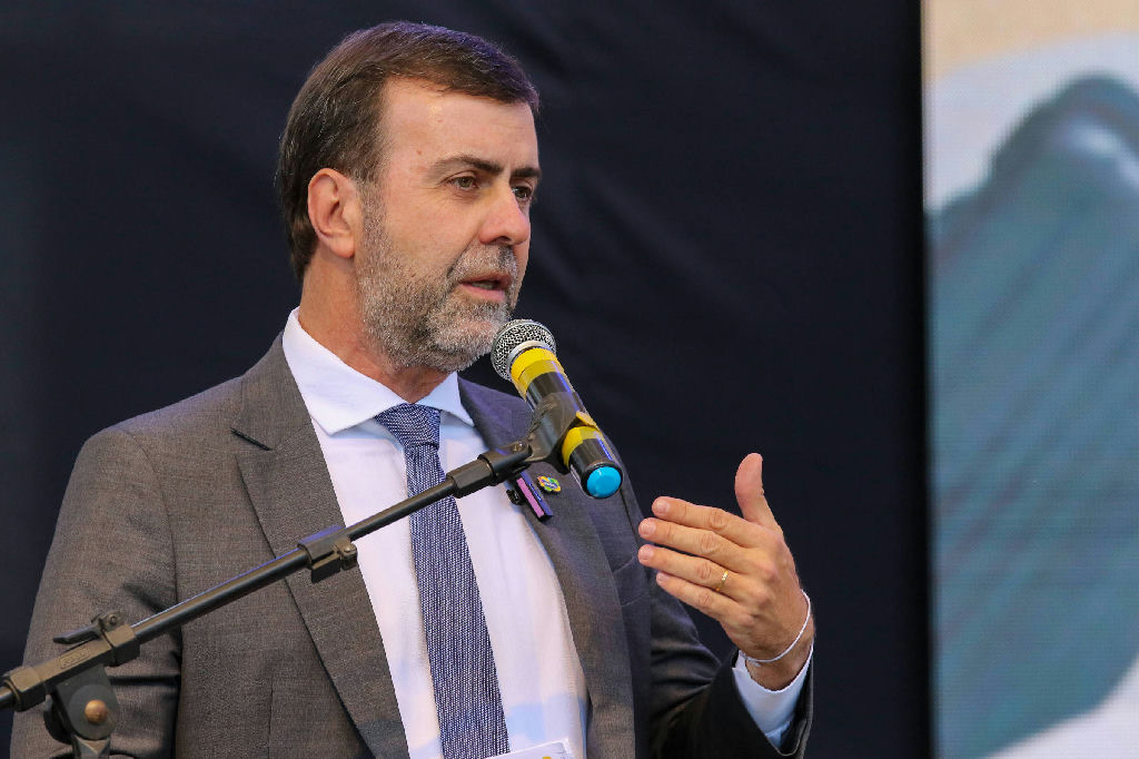 Marcelo Freixo aponta recordes no turismo e alerta para risco de privatização de praias