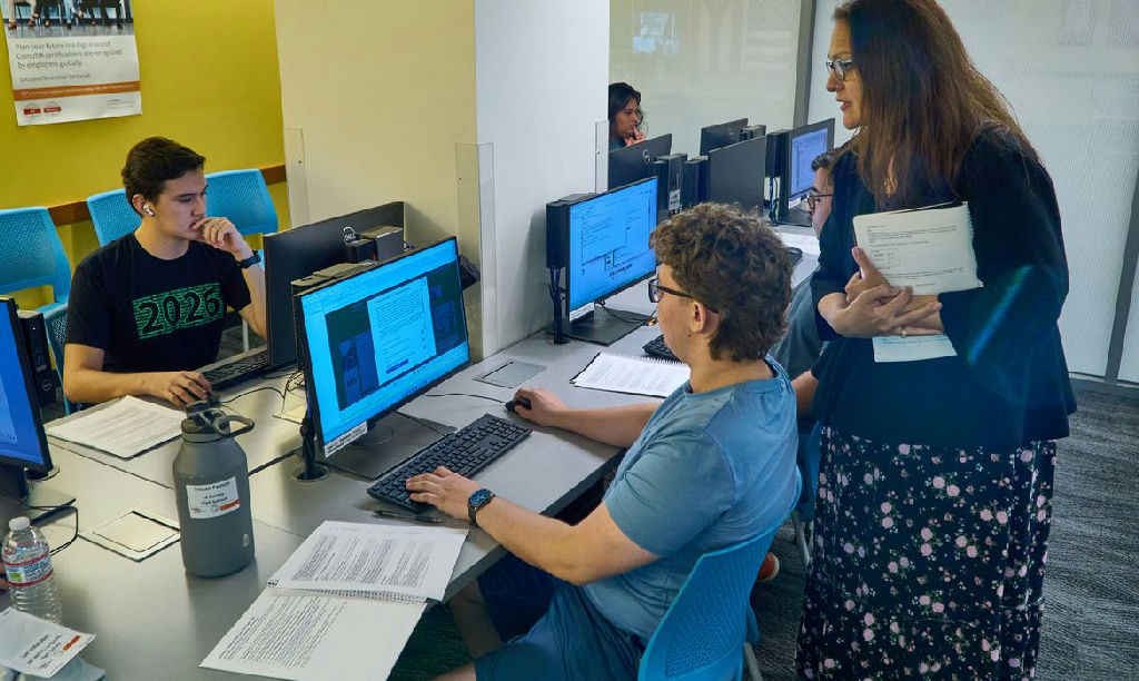 MEC lança dez novos cursos de capacitação online para professores no Dia do Professor