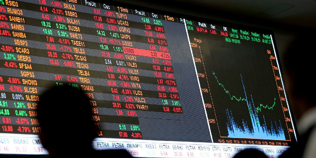 Mercado financeiro reage ao primeiro turno com dólar próximo a R$ 5 e recorde na bolsa