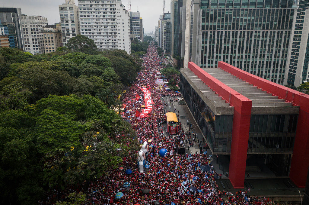 Militância de esquerda se mobiliza com Lula na Avenida Paulista para reverter desânimo eleitoral