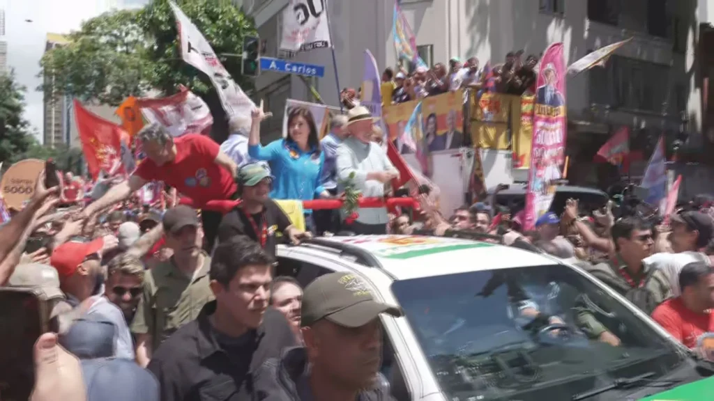 Na véspera da eleição, Lula acusa 'chefe de quadrilha' enquanto Flávio Bolsonaro prevê vitória no 1º turno