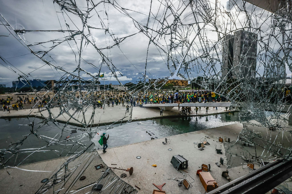 O papel das Forças Armadas na democracia brasileira e o desafio do controle civil