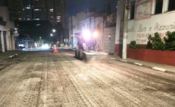 Prefeitura de Guarulhos dá início ao recapeamento noturno na rua Cônego Valadão
