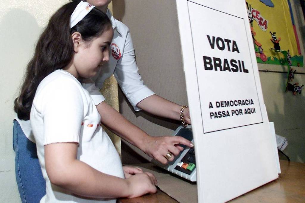 Redes sociais e círculo social ganham peso na decisão de voto dos brasileiros