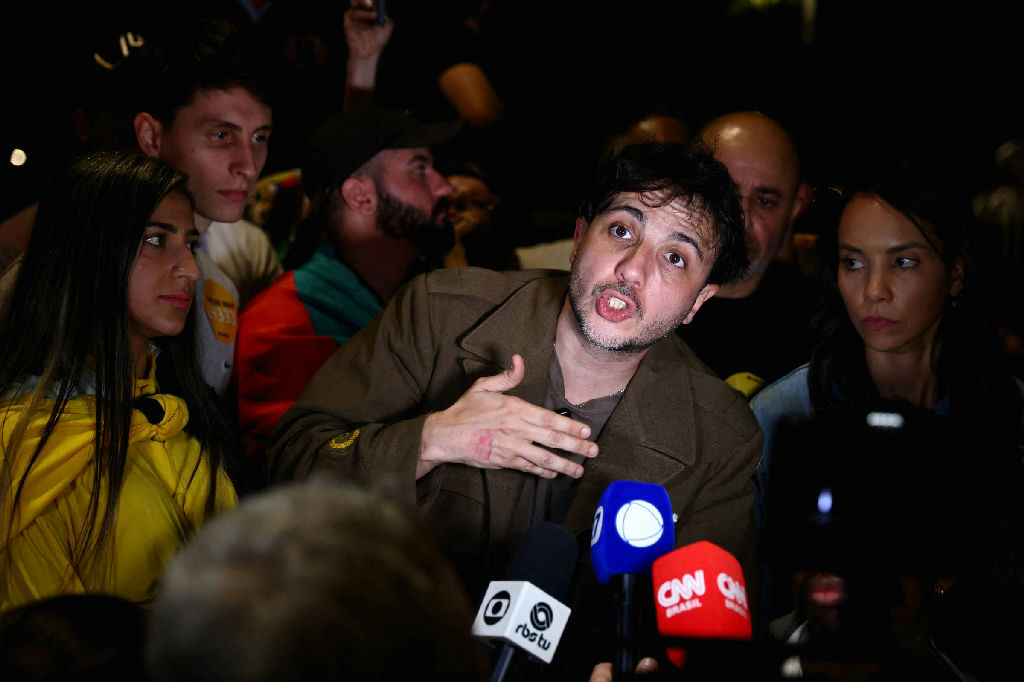 Renan Santos desafia Flávio Bolsonaro para debate e oferece apoio no primeiro turno