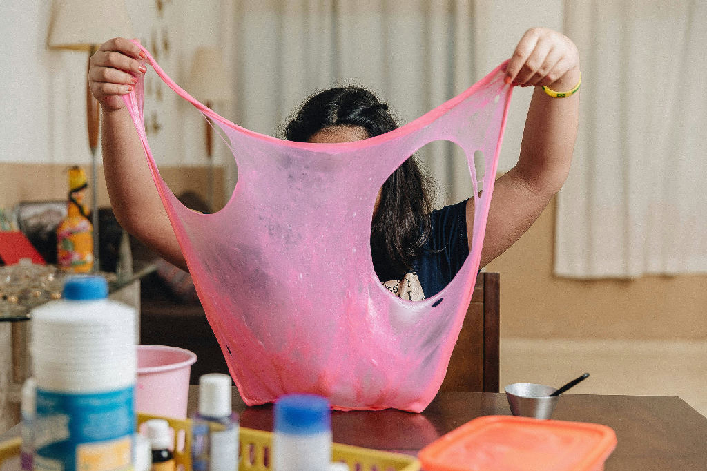 Slime caseiro: os riscos ocultos por trás da brincadeira que virou febre entre crianças