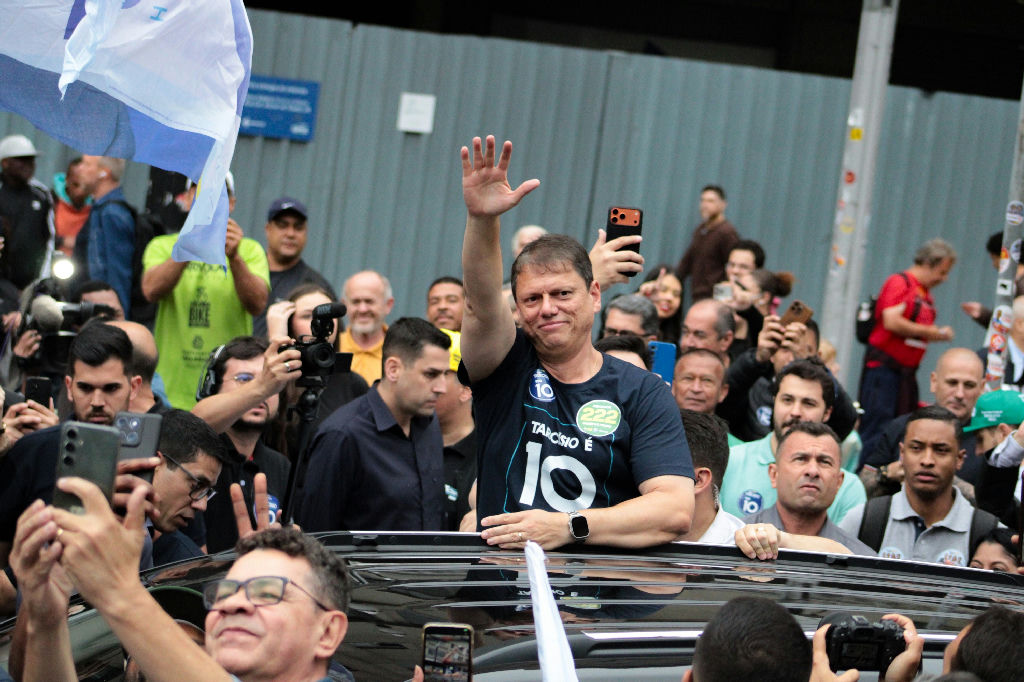Tarcísio de Freitas sinaliza apoio a Flávio Bolsonaro em eventual segundo turno