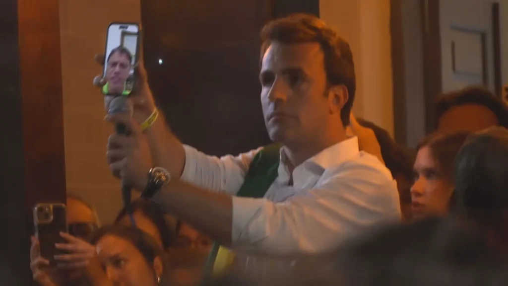 Tarcísio participa de ato estudantil pró-flávio bolsonaro em são paulo