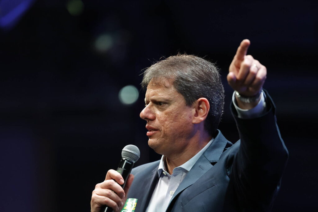 Tarcísio projeta vitória de Flávio Bolsonaro sobre Lula por margem de cinco pontos