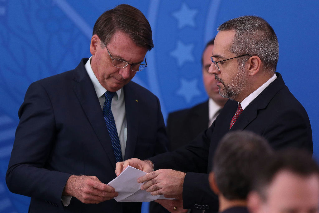 Weintraub, ex-ministro de Bolsonaro, anuncia abstenção e aponta suspeitas contra Flávio