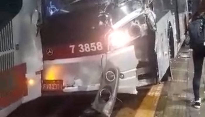 Acidente com ônibus desgovernado fere motorista e causa correria no Terminal Jardim Ângela