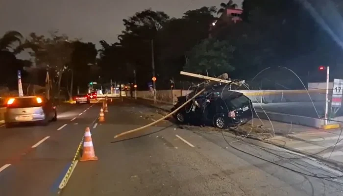 Acidente em Osasco: Carro derruba poste, fere cinco e causa interrupção de energia na madrugada