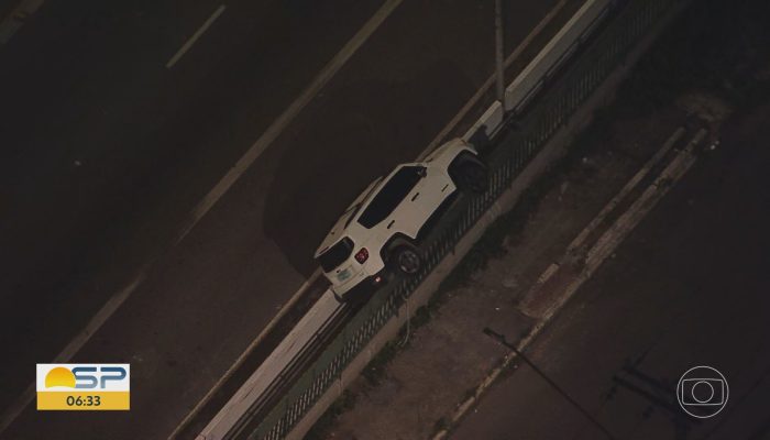 Acidente na madrugada deixa carro pendurado em viaduto da Vila Leopoldina, em São Paulo