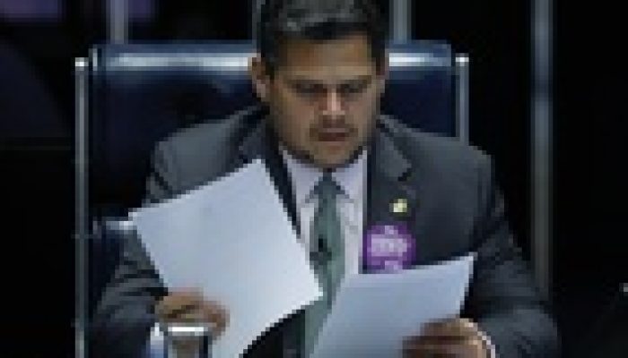 Alcolumbre articula votação acelerada para o fim da escala 6x1 no Senado