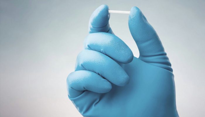 Anvisa é alvo de pedido para proibir chips da beleza por riscos à saúde