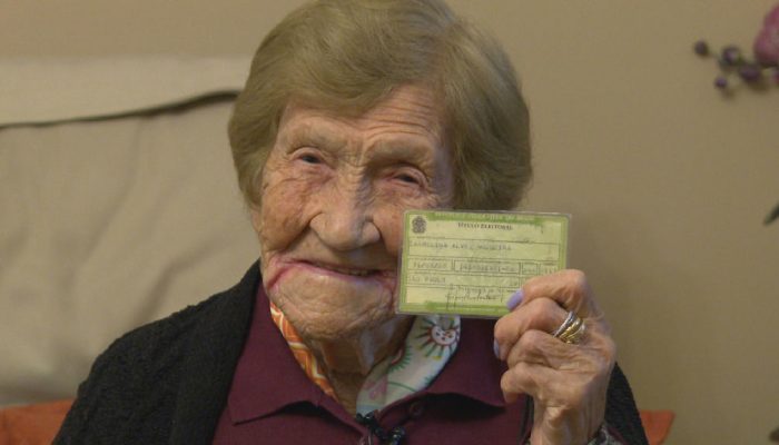 Aos 106 anos, eleitora de São Paulo celebra democracia e se prepara para votar