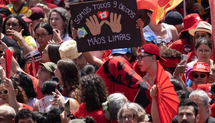 Apoiadores de Lula protestam no Rio de Janeiro após declaração de Flávio Bolsonaro sobre nove dedos
