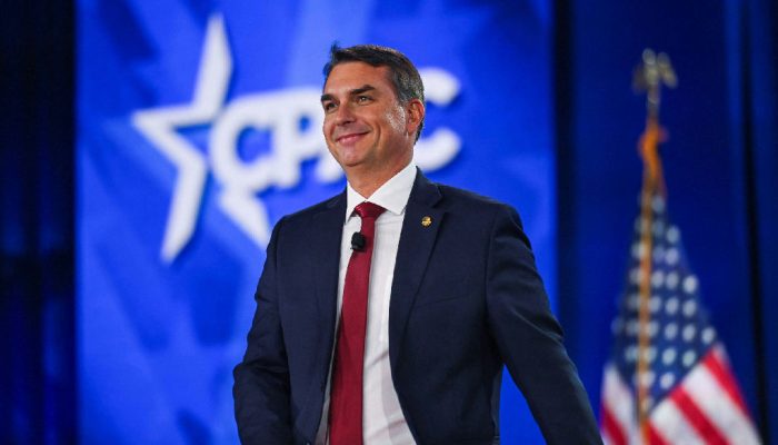 Apoio de empresários ligados à Rockbridge a Flávio Bolsonaro gera questionamentos