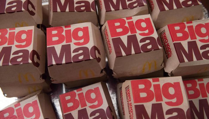 Após quatro décadas, o Índice Big Mac continua a desvendar o real valor das moedas