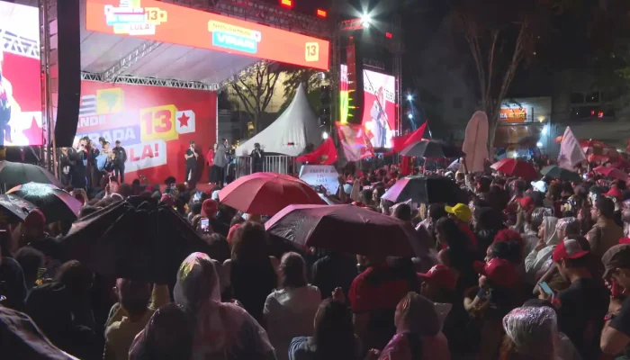 Ato da Virada: apoiadores de Lula se mobilizam sob chuva em São Paulo pelo segundo turno