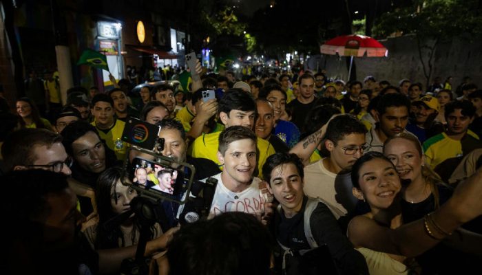Ato pró-Flávio Bolsonaro no Mackenzie é marcado por clima de festa e ataques transfóbicos